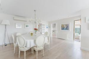 阿尔库迪亚CASA PRINCESA的白色的用餐室配有白色的桌椅