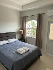 曼德维尔Mandeville Vacation Home的一间卧室配有一张床,上面有两条毛巾
