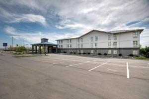 WaltonMotel 6 Walton, KY - Richwood - Cincinnati Airport South的一座大型建筑,前面设有停车场