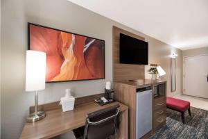 弗拉格斯塔夫弗拉格斯塔夫/贝里蒙特戴斯酒店的酒店的客房配备了书桌和平面电视。