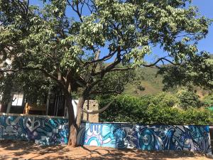 塔甘加Villa Coco的墙上涂鸦的树