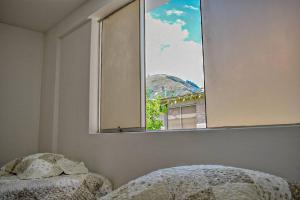 瓦拉斯Mountain Home的一间卧室设有一张床和一个美景窗户。