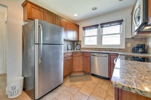 萨拉托加泉Saratoga Springs Duplex Near Saratoga Racetrack!的厨房配有木制橱柜和不锈钢冰箱。