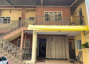 戈亚尼亚Pousada Lopes na Fama的房屋的顶部设有两个阳台