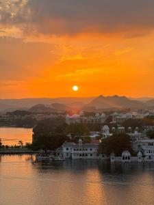 乌代浦Tamasha Udaipur的水面上城市的日落
