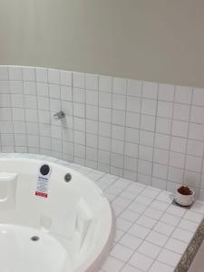 卡达斯诺瓦斯HotSprings Hotel的浴室配有白色浴缸和水槽