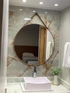 卡达斯诺瓦斯HotSprings Hotel的浴室设有大镜子和水槽