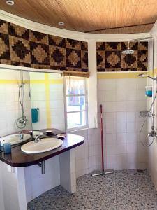 哈皮蒂莫雷阿岛里那威海滩度假酒店的一间带水槽和淋浴的浴室