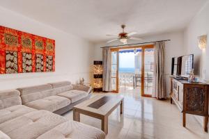 洛斯克里斯蒂亚诺斯Port Royal ocean view apartment in Los Cristianos的带沙发和电视的客厅