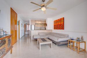 洛斯克里斯蒂亚诺斯Port Royal ocean view apartment in Los Cristianos的带沙发和吊扇的客厅