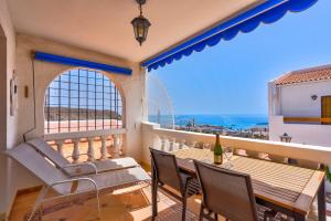 洛斯克里斯蒂亚诺斯Port Royal ocean view apartment in Los Cristianos的阳台配有桌椅,享有海景。