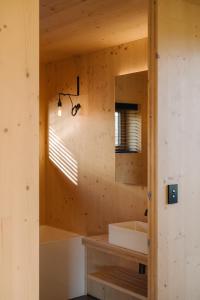 弗兰克顿The Earth House @ Jacks Point的一间带水槽和镜子的浴室