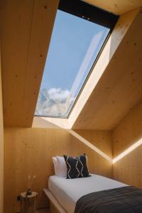 弗兰克顿The Earth House @ Jacks Point的木制客房的一张床位,设有窗户