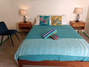别克斯Lazy Guesthouse的一间卧室配有一张带蓝色棉被的床