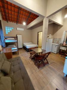 卡瓦坎特Recanto Gira Cerrado的客厅配有沙发和桌子