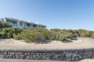 Bonbeach'Tides and Treasures' Unveil a Bonbeach Beachfront Bliss的海滩上墙上涂鸦的房子