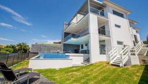 萨拉曼德湾Bluewater Splendour - Heated infinity pool and amazing views!!的一座带游泳池的大型白色房屋