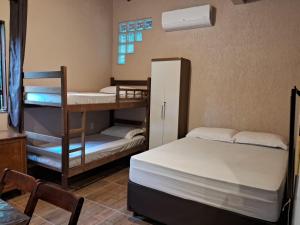 卡瓦坎特Recanto Gira Cerrado的客房设有两张双层床和一扇窗户。