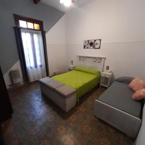 卡皮亚德尔德尔蒙特OMA- Casa Temporaria的一间卧室配有两张床和绿色的被子
