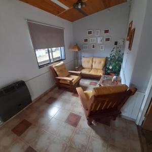 卡皮亚德尔德尔蒙特OMA- Casa Temporaria的带沙发和电视的客厅