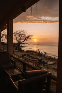 洛维托斯La Casona de Lobitos - Cowork的海滩上设有长椅,享有日落美景