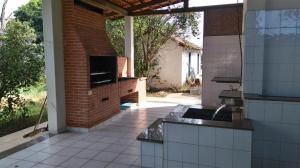 阿拉沙Retiro das Águas Araxá的室外厨房设有砖墙和庭院。