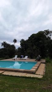 阿拉沙Retiro das Águas Araxá的游泳池旁设有2把躺椅