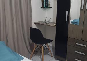 彼得罗利纳Apê Térreo, próximo ao Shopping!的一间卧室配有一张黑椅子和一张书桌