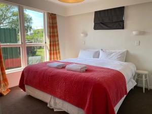 北哈夫洛克HPG Villa formerly known as Pipi Hotel的一间卧室配有一张带红色毯子的床和窗户。