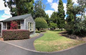 陶朗加Tauranga Homestead Retreat的公园,有小建筑和走道