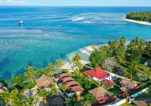 KatietKatiet Beach Resort Mentawai Lances Right HTS的享有海滩的空中景致,设有房屋和海洋