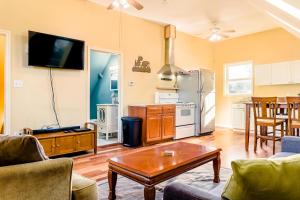 波特兰Portland Urban Lodge, Quiet, Walkable, Near的带沙发和桌子的客厅以及厨房。