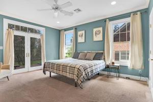 查尔斯湖Lake Charles Luxe: Casino Escape的一间卧室配有一张蓝色墙壁和窗户的床