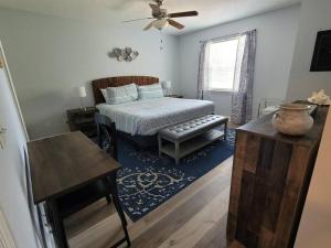 巴拿马城海滩McDrifty's Getaway的一间卧室配有一张床、一张桌子和一个窗户。