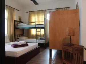 金边Villa Papillon的一间卧室配有两张双层床和一盏灯。