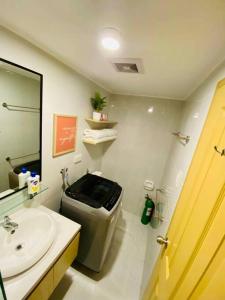 伊洛伊洛Riverview Two Bedroom Condo at One Spatial Iloilo的一间带水槽、卫生间和镜子的浴室