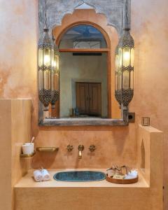 龙目岛库塔Lina Boutique Villas and Spa的一间带水槽和镜子的浴室