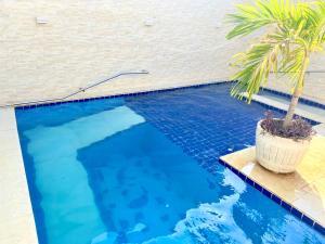Linda Casa com piscina e totalmente climatizada Airbn b内部或周边的泳池