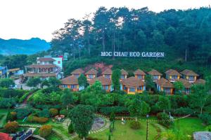 木州县Mộc Châu Eco Garden Resort的空中景巧克力酒吧花园