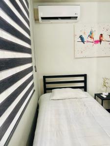 萨莫拉-德伊达尔戈Casa Málaga的一间卧室配有一张床和风扇
