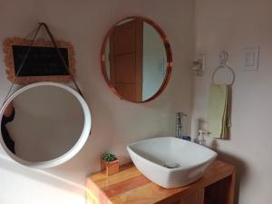 维库尼亚Refugio Guimanta的浴室设有白色水槽和镜子