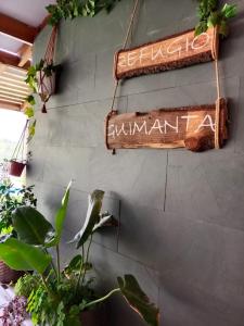 维库尼亚Refugio Guimanta的墙上有几个植物的标志