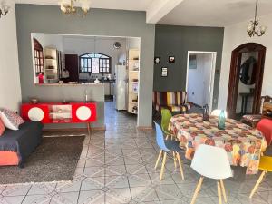 伊塔年杜Casa de campo com piscina, mesa de bilhar e 3 quartos的一间带桌子的客厅和一间餐厅