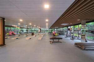 华欣Marvest Hua Hin的建筑物内一排长椅的健身房