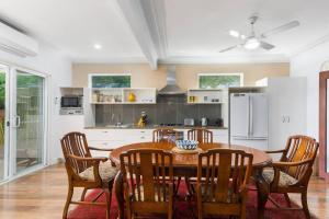 BellambiOcean Blue Escape - Beachside Living & Granny Flat的厨房配有木桌和木椅