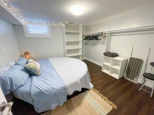 多伦多Spacious & Renovated 1BD Suite w/parking的一间卧室配有一张床,另一间卧室配有衣柜