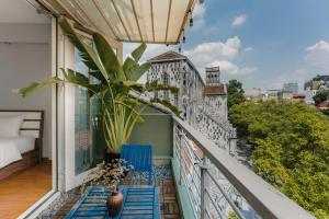 河内Cheers Hostel Hanoi的享有建筑景致的阳台