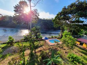 PillcopataParaiso Pilcopata Inn的享有河流的空中景致,设有游泳池