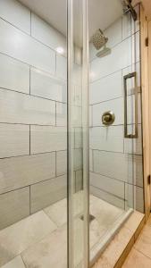 桑迪Newly remodeled home near 4 world-class ski resorts的浴室里设有玻璃门淋浴