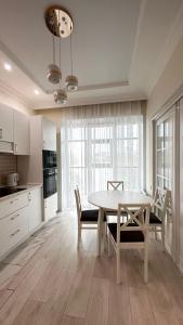 卡拉甘达Luxe Appartments on Stepnoy的厨房以及带桌椅的用餐室。